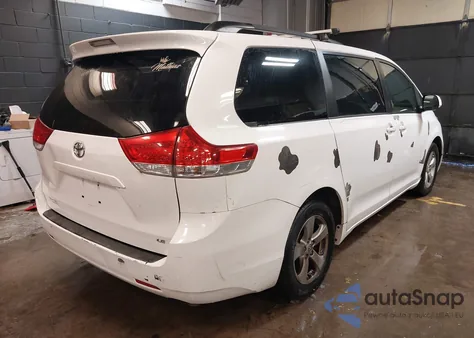 2014 Toyota Sienna Le V6 8 Passenger z USA, uszkodzony, nr VIN 5TDKK3DC6ES521804